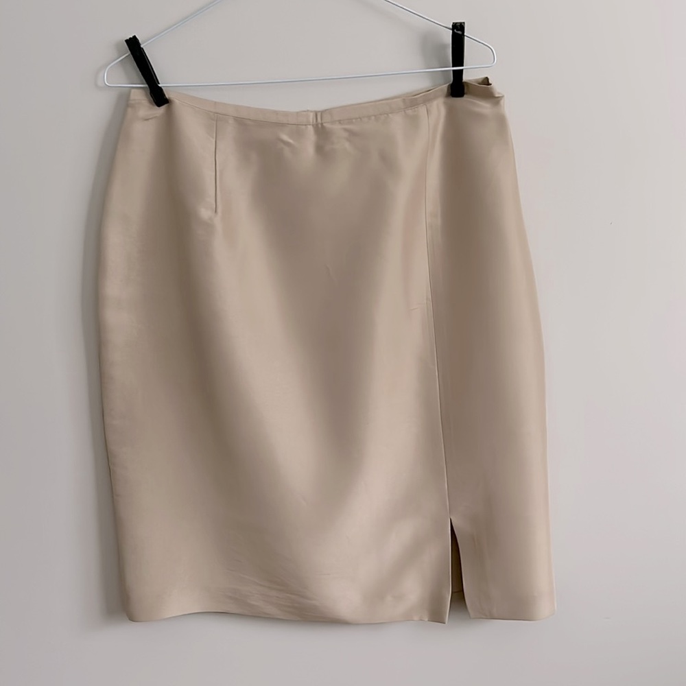 Timeless classic 100% silk skirt. Vintage. Fully lined